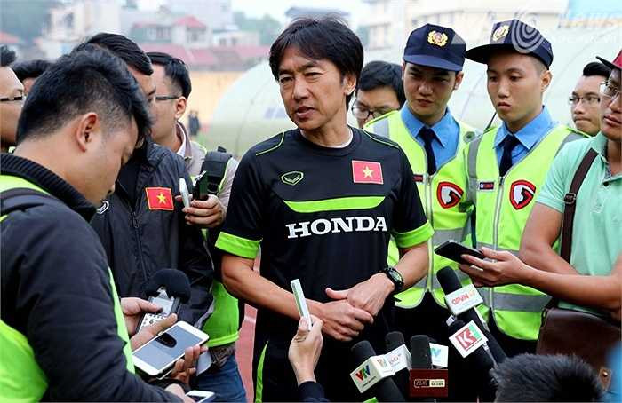 HLV Miura bị phóng viên 'quây' kín sau trận thua 0-4 trước JFL Selection