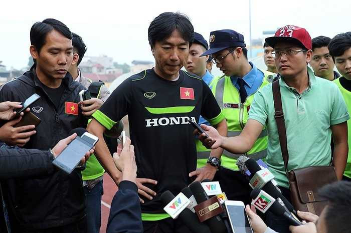 Trước đó, HLV Miura đã phải trả Huy Toàn, Ngọc Thắng về CLB vì chấn thương. Công Phượng mấy ngày nay cũng tập với bàn tay bị băng trắng