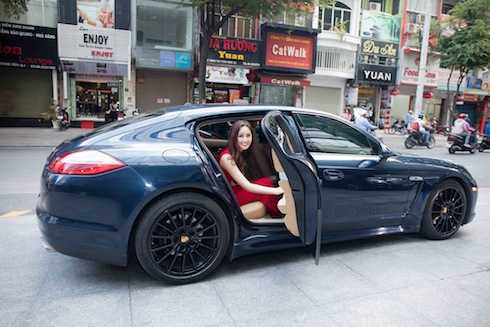 Mai Phương Thuý đến sự kiện bằng xe sang bạc tỷ.