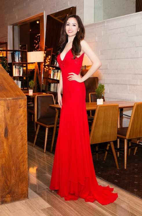 Chiếc đầm tôn lên ba vòng sexy của người đẹp. Xuất hiện tại sự kiện đầu tiên, Hoa hậu Mai Phương Thúy nổi bật bởi nhan sắc xinh đẹp, rạng ngời. Diện bộ đầm đỏ với phần cổ khoét sâu và chiếc đai kim loại hờ hững, Mai Phương Thuý khoe trọn vòng một căng tràn.