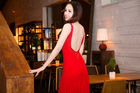 Chiếc đầm tôn lên ba vòng sexy của người đẹp. Xuất hiện tại sự kiện đầu tiên, Hoa hậu Mai Phương Thúy nổi bật bởi nhan sắc xinh đẹp, rạng ngời. Diện bộ đầm đỏ với phần cổ khoét sâu và chiếc đai kim loại hờ hững, Mai Phương Thuý khoe trọn vòng một căng tràn.
