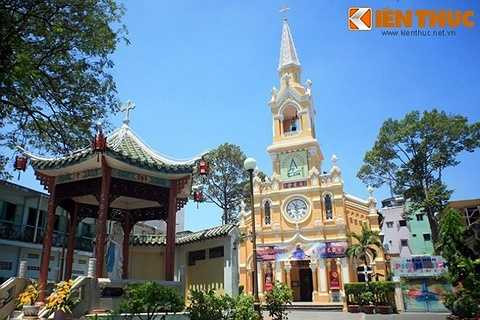 Tọa lạc tại số 25 đường Học Lạc, quận 5, TP HCM, nhà thờ Cha Tam (tên chính thức: Nhà thờ Thánh Phanxicô Xaviê - Saint Francisco Xavier) là một nhà thờ cổ có kiến trúc lạ bậc nhất Sài Gòn. 