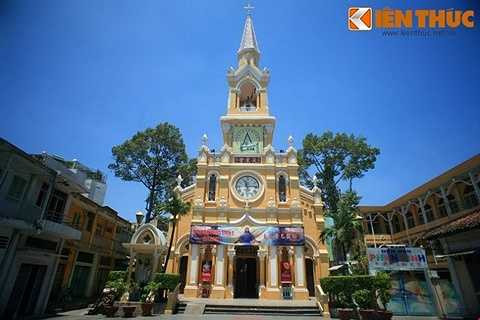 Nhà thờ được làm phép đặt viên đá xây dựng đầu tiên vào ngày 3/12/1900, nhân ngày lễ Thánh Phanxicô Xaviê tại khu vực trung tâm Chợ Lớn của người Hoa. Vào ngày 10/1/1902, lễ cung hiến thánh đường được tiến hành một cách trọng thể. 