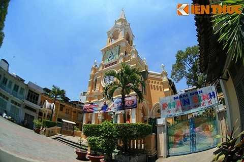 Lúc còn tại vị, Cha Tam cũng đã cho xây dựng thêm ở khu vực nhà thờ một trường học, nhà nuôi trẻ, một nhà nội trú và một số nhà dành để cho thuê. 