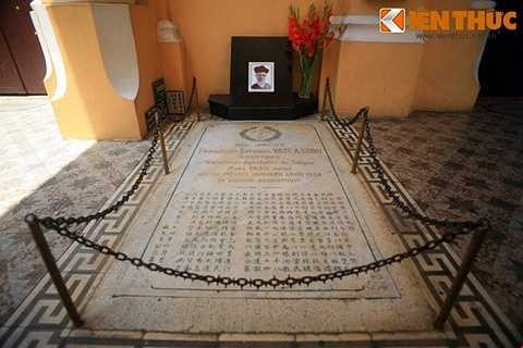 Năm 1934, Cha Tam qua đời. Ông được an táng ngay bên tường, gần cửa ra vào nhà thờ. 