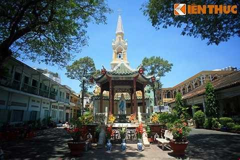 Trong lịch sử Sài Gòn trước 1975, nhà thờ Cha Tam được biết đến với vai tró là nơi ẩn náu cuối cùng của Tổng thống Ngô Đình Diệm và cố vấn Ngô Đình Nhu vào ngày 2/11/1963, trước khi hai ông này tự nộp mình cho phe đảo chính và bị hạ sát ngay trên đường áp tải từ nhà thờ về Bộ Tổng tham mưu. 