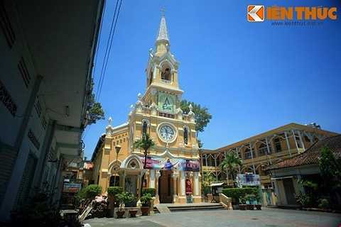 Do người đứng ra xây dựng và cũng là vị cha sở đầu tiên của nhà thờ là linh mục Pierre d’ Assou (có tên Hoa là Đàm Á Tố - phiên âm theo tiếng Hoa là Tam An Su), nên dân gian quen gọi nhà thờ này là nhà thờ Cha Tam. 