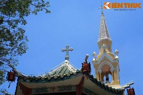 Về tổng thể, nhà thờ có lối kiến trúc độc đáo với phong cách Gothique giống như các nhà thờ ở Châu Âu kết hợp với những yếu tố văn hóa đặc trưng của người Hoa. 