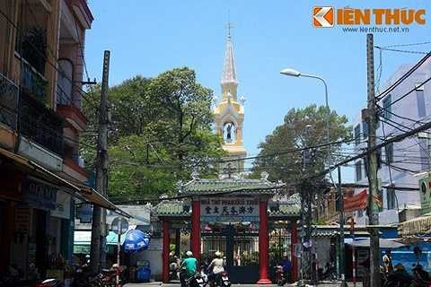 Dấu ấn Trung Hoa có thể nhận ra đầu tiên là cổng nhà thờ xây kiểu tam quan. 