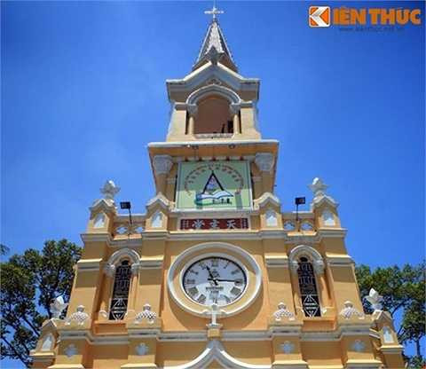 Mặt trước nhà thờ có bảng tên ghi bằng chữ Hán, trên các đầu cột ở góc gắn hoa sen trang trí. 