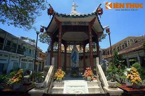 Phía trước nhà thờ có một công trình dạng tiểu đình Trung Hoa có mái lợp ngói âm dương, các đầu đao cong, bên trong đặt tượng Đức Mẹ. 