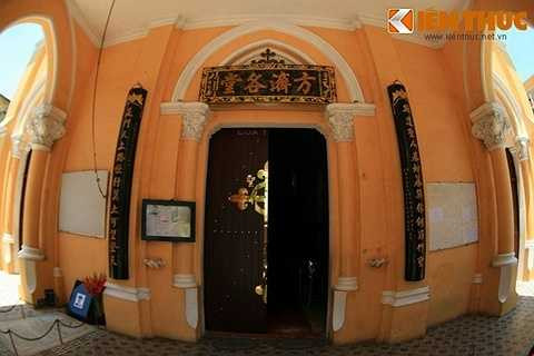 Hai bên cửa ra vào thánh đường có hai bức liễn viết bằng chữ Hán. 