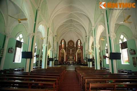 Kiến trúc bên trong thánh đường nhà thờ Cha Tam về tổng thể là kiểu kiến trúc phong cách Gothic quen thuộc ở các nhà thờ cổ do người Pháp xây dựng ở Việt Nam. 