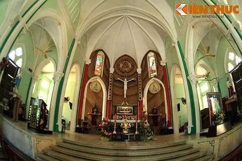 Tuy nhiên, bốn cây cột nơi chính điện sơn đỏ, là màu đặc trưng trong kiến trúc tôn giáo Trung Hoa. Hai bên hình tượng Chúa Giêsu bị đóng đinh là hai bức liễn sơn son thiếp vàng, chạm chữ màu đen. 