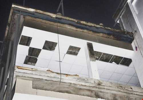 Vị trí đặt giàn giáo nơi ba công nhân đang làm việc bị té xuống