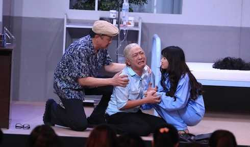 Nhã Phương an ủi Trường Giang.