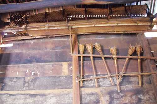 Bàn thờ gia đình ông Hồ Pa Lưi.