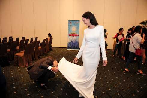 Bạn nhảy tinh nghịch kiểm tra váy của người đẹp.