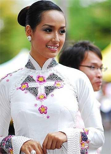 Sau khi đăng quang, hình ảnh của Mai Phương Thuý gắn liền với răng khểnh, da nâu.