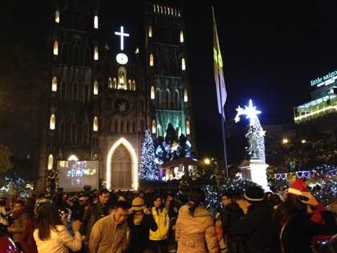 12 điểm check-in lí tưởng ở Sài Gòn và Hà Nội mùa Giáng sinh
