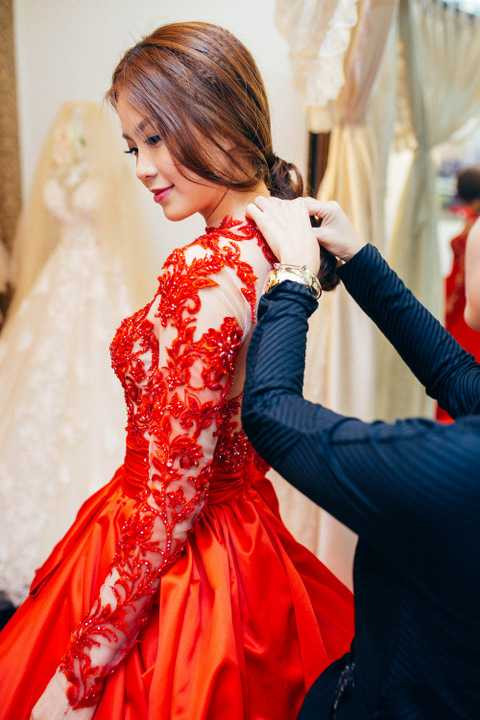 Cô tâm sự, đám cưới ở Vĩnh Long sẽ diện trang phục của NTK trong nước, còn đám cưới tại TP.HCM cô sẽ diện váy cưới được ông xã mua tại tại Ý dành tặng cô. 