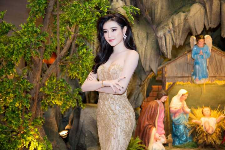 Vừa qua, Á hậu Huyền My xuất hiện lộng lẫy trong một chiếc đầm dạ hội tại một sự kiện.