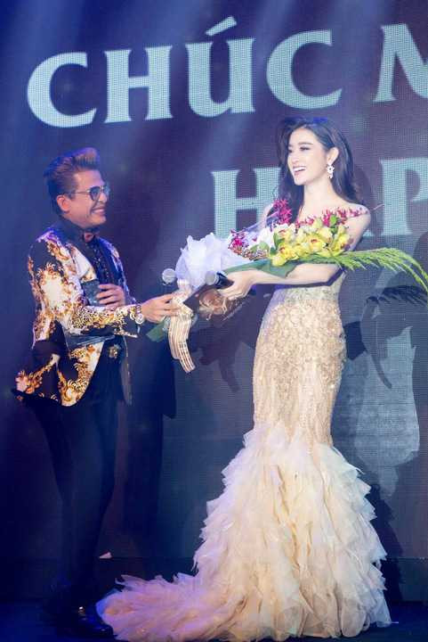 Huyền My tâm sự: Mỗi lần đứng trước khán giả, tôi thật sự hồi hộp nhưng quyết tâm hoàn thành tốt công việc dẫn chương trình. MC là một chân trời mới rộng mở mà tôi dành nhiều đam mê và muốn thử thách bản thân trong thời gian tới. Điều đặc biệt, ban tổ chức và MC Thanh Bạch bí mật tặng hoa mừng sinh nhật (11/12) của Huyền My ngay trên sân khấu khiến cô bất ngờ và hạnh phúc.