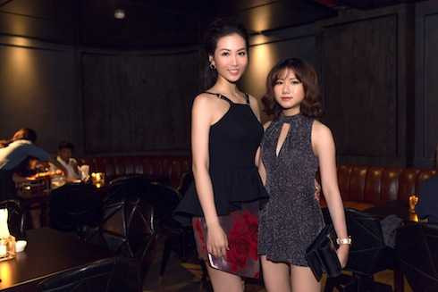 Em ruột Trang Anh đến mừng người chị.