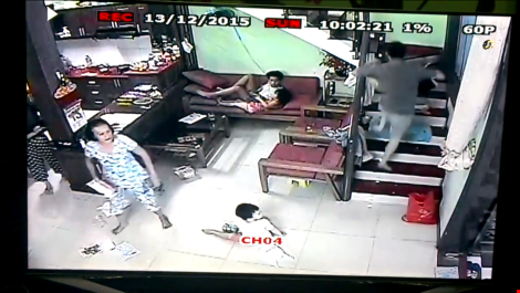 Phát hiện cảnh sát, nghi phạm bỏ chạy lên lầu nhà bà P. và có hành vi chống đối nên cảnh sát nổ ba phát súng chỉ thiên để khống chế. Phát hiện cảnh sát, nghi phạm bỏ chạy lên lầu nhà bà P. và có hành vi chống đối nên cảnh sát nổ ba phát súng chỉ thiên để khống chế.