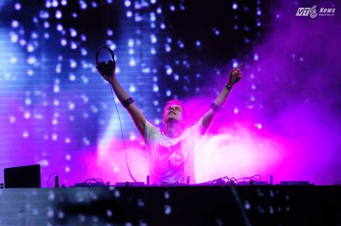 Ông Vua nhạc trance trên sân khấu của mình đêm 13/12 tại Việt Nam - Ảnh: Tùng Đinh