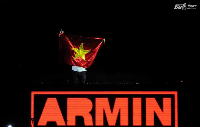 Armin xuất hiện với quốc kỳ Việt Nam - Ảnh: Tùng Đinh