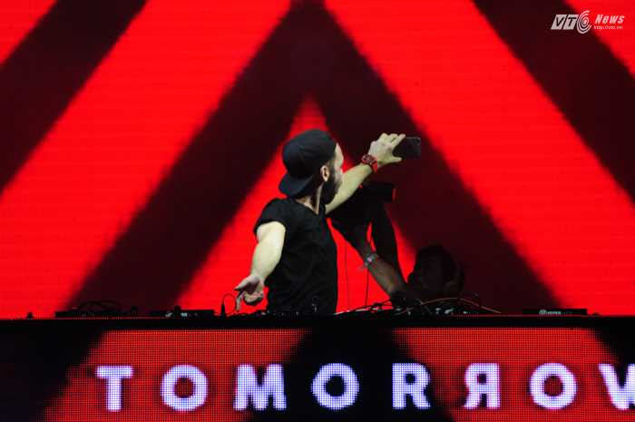 Jordy Dazz dùng điện thoại quay lại sự cuồng nhiệt của khán giả - Ảnh: Tùng Đinh