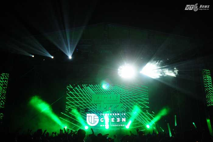 Sân khấu hoành tráng của đêm diễn - Ảnh: Tùng Đinh