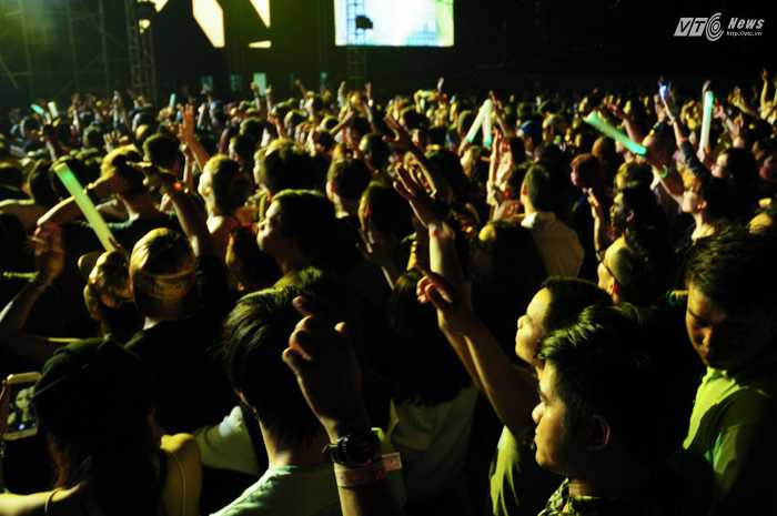 Hơn 15.000 khán giả đã có mặt trong đêm nhạc của Armin - Ảnh: Tùng Đinh