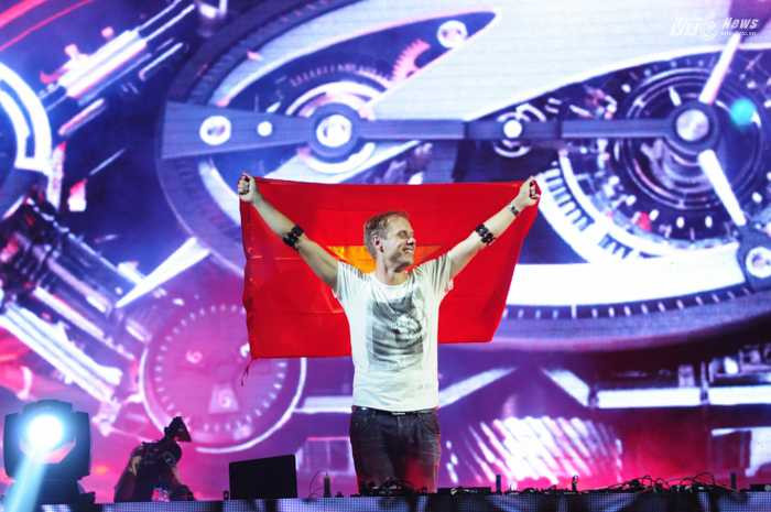 Hành động này được sự ủng hộ mãnh liệt từ hơn 15.000 khán giả có mặt tại đêm nhạc - Ảnh: Tùng Đinh