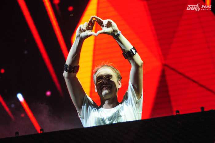 Armin hoàn toàn làm chủ sân khấu với những tác phẩm độc đáo của mình - Ảnh: Tùng Đinh