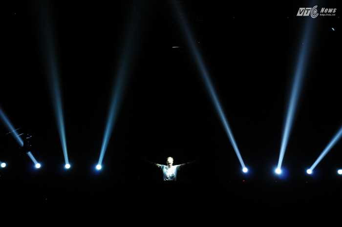 Khán giả được dẫn dắt qua nhiều cảm xúc với những cung bậc âm nhạc khác nhau của Armin - Ảnh: Tùng Đinh