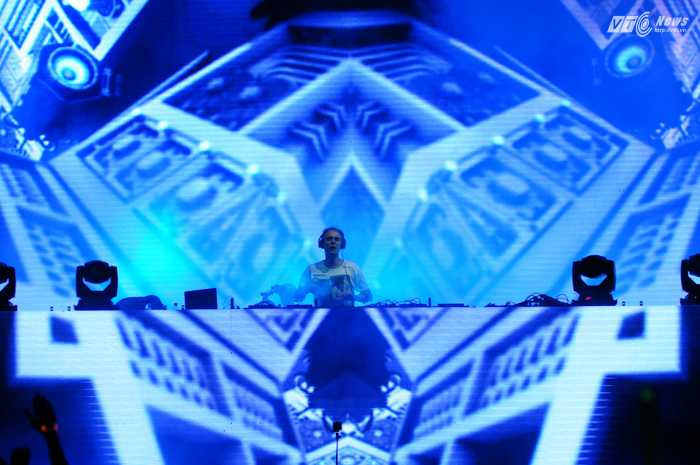 Armin hòa lẫn vào sân khấu huyền ảo của mình - Ảnh: Tùng Đinh