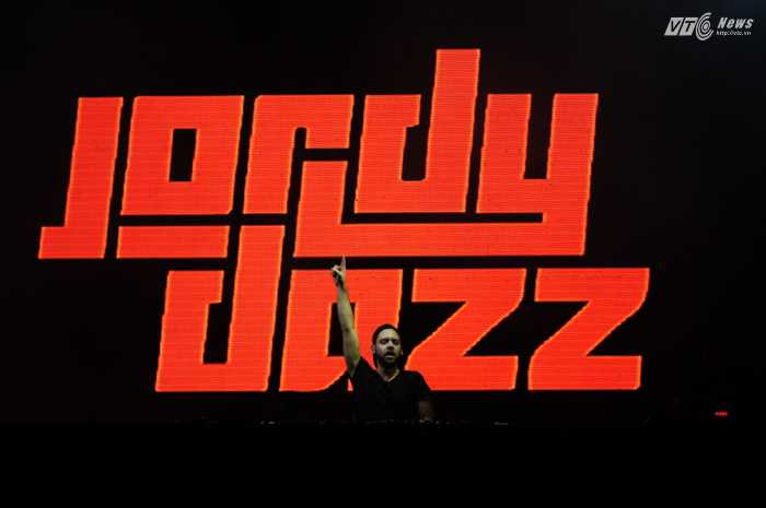 Bên cạnh Armin, cũng có nhiều DJ nổi tiếng khác biểu diễn trong đêm nhạc 13/12, trong ảnh là Jordy Dazz - Ảnh: Tùng Đinh