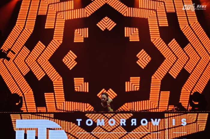 Những bản nhạc cực mạnh của Jordy Dazz như màn khởi động dành cho khán giả - Ảnh: Tùng Đinh