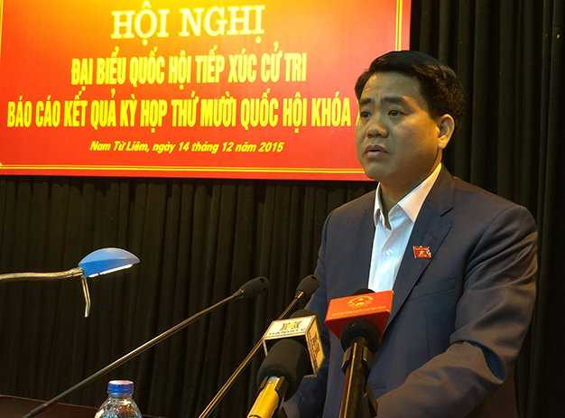 Dân 'vây' Chủ tịch Hà Nội Nguyễn Đức Chung sau buổi tiếp xúc cử tri