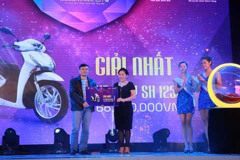 Khách hàng may mắn trúng giải nhất – Xe máy SH 125cc trong ngày ra mắt Sapphire