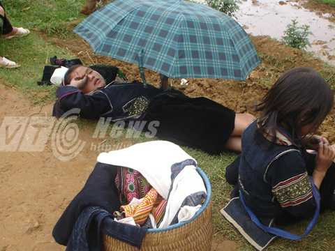 Các cô bé người Mông làm hướng dẫn viên ở Sapa đợi khách Tây ngủ dậy Các cô bé người Mông làm hướng dẫn viên ở Sapa đợi khách Tây ngủ dậy