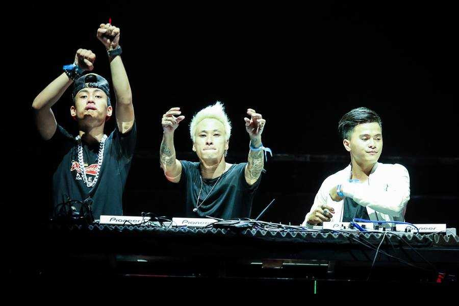 Hà Hồ trút áo lông, khoe vũ đạo gợi cảm trên sân khấu