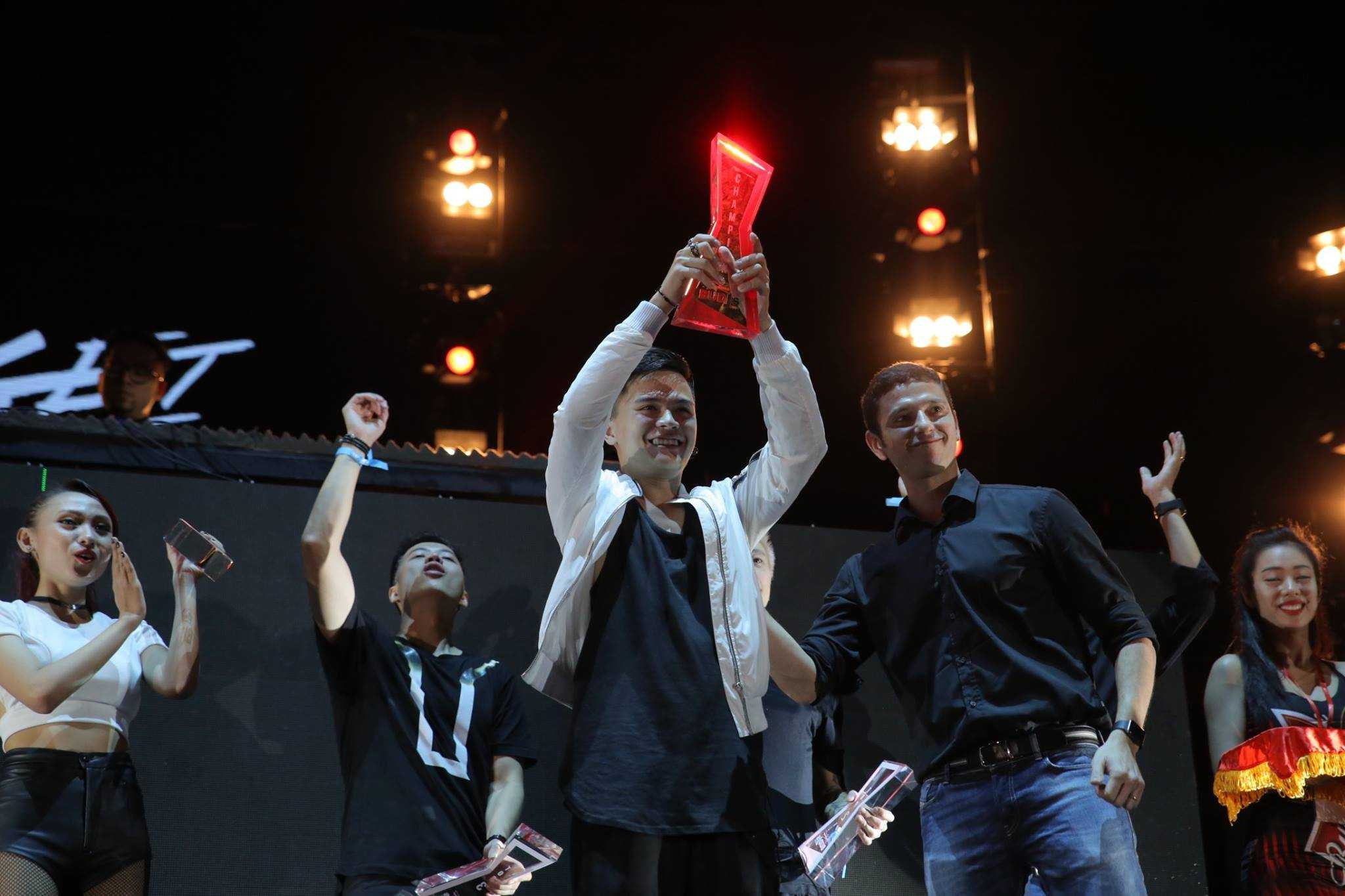 Hà Hồ trút áo lông, khoe vũ đạo gợi cảm trên sân khấu