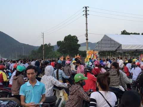 Đông đảo công nhân hào hứng dùng thử nước Tăng Lực Vị Cà Phê WAKE-UP 247, nước Tăng Lực Trà Xanh F247 và tham gia các trò chơi Sung Trí Lực cùng nhãn hàng