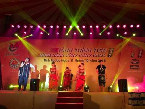 Tiết mục của các Thanh Niên Công Nhân khu công nghiệp làm khán giả ngạc nhiên thích thú vì sự lôi cuốn và chuyên nghiệp