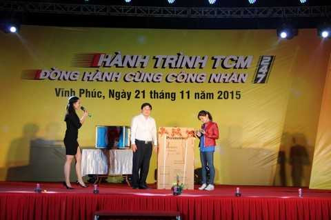 Kết thúc chương trình, các bạn công nhân xúc động, và hạnh phúc khi nhận được những phần quà rút thăm may mắn đầy giá trị