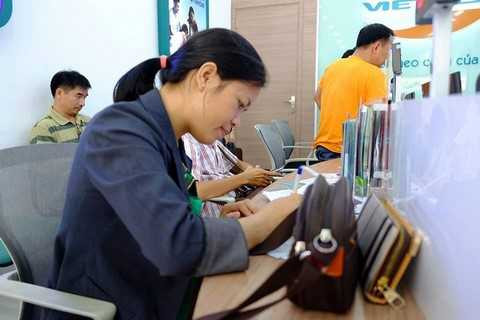 Khách hàng hào hứng đăng ký đổi SIM để trải nghiệm dịch vụ. 