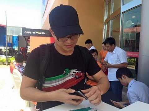 Khách hàng trải nghiệm dịch vụ